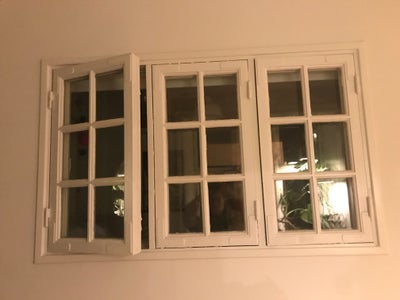 Bondehusvindue, træ, b: 140 h: 85, Gammelt, hyggeligt vindue, som vi har bygget ind i en skillevæg, 