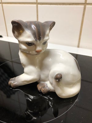 Figur kat, Lyngby, 1965, Meget fin og sjælden figur, kat  Lyngby porcelæn.
Nr. 08, designet af  A. D