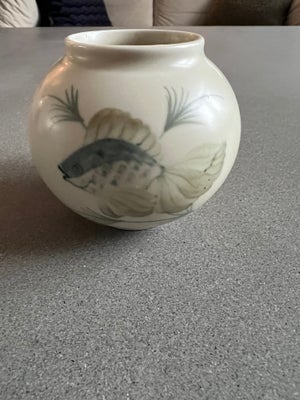 Vase, Gammel Lyngby vase, Lyngby Porcelæn, Gammel vase med fiskemotiv fra Lyngby Porcelæn. H. 8,5 cm