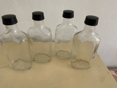 Glas, 4 flasker med låg, Vintage / Retro, Fire flotte glasflasker med låg. Perfekte til saft eller l