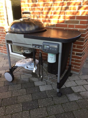 Bordgrill, Weber Performer, Med gastændning.
Temperatur måler.
Beholder til briketter og tilbehør. 
