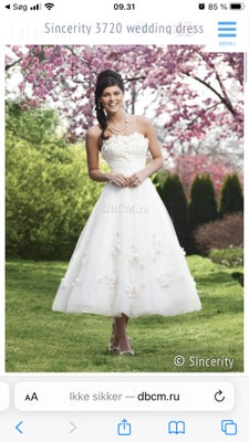 Brudekjole, Bridal sincerity, Næsten som ny, Fin kortere kjole med vidde/strut. 
Fra røg og dyrefrit