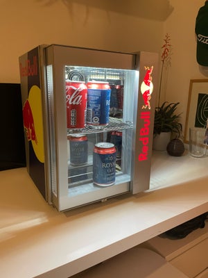 Mini Cooler, andet mærke Redbull køleskab, Redbull køleskab. Farverne er en smule bleget på den ene 