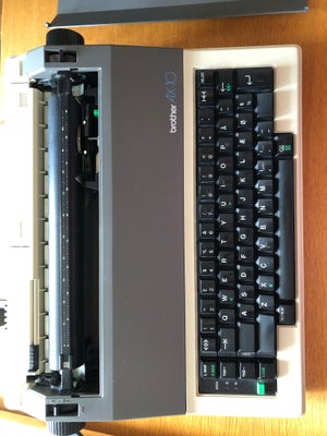Skrivemaskine, Brother AX-10, Incl. 8 slette bånd - kan stadigvæk købes.
3 stk . Kassetter med farve