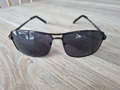 Solbriller herre, Tommy Hilfiger MM OM 628 Black Authentic, Kun lettere brugt.

Kan sendes for 45,- 