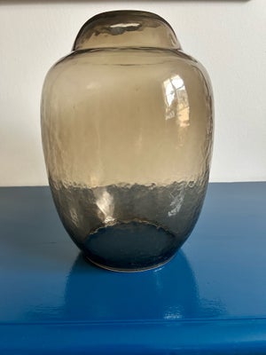 Lampeskærm, Ukendt, Lampeskærm i røgfarvet glas.

Højde: 30 cm
Bredeste diameter: 18 cm
Nederste dia