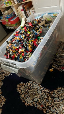 Lego andet, 15 kg blandet Lego. For mange tusind kroner. Blandt andet to fly, masser mænd og 8 store