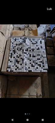 Mosaik, b: 30 l: 30,  9 kasser, 400 kr pr kasse. Hver plade måler 30x30 cm og der er 30 plader i hve