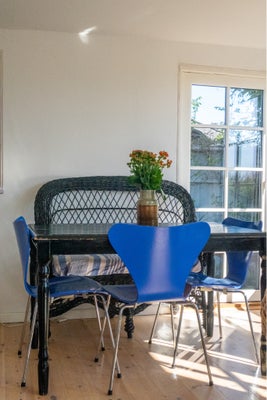 Spisebord, Stilrent mørkt bord i fyrretræ, der virkelig bidrager til en sofistikeret stil i hjemmet.