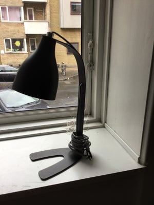 Anden bordlampe, Present Time, Bordlampe, sort, barefoot.
42 cm høj.
Afbryder sidder på ledning.
Se 