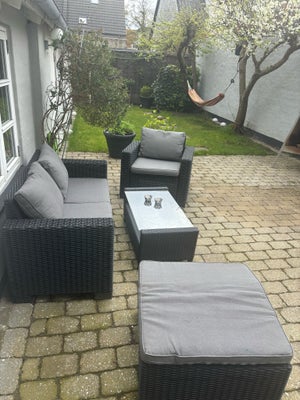 Loungesæt, Imiteret flet (plastik), Loungesæt bestående af sofa, stol og puf sælges. Hynder som vist