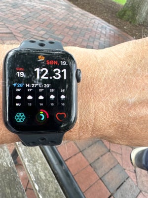 Smartwatch, Apple, Serie 6 med GPS & cellular (e-sim)
45 mm, sort rem. 
Alt virker, fin stand. 
