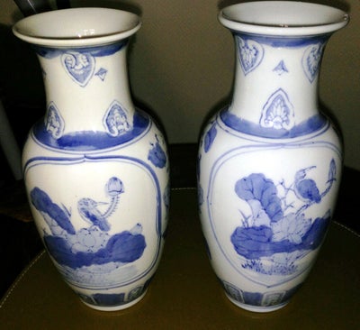 Vase,  kinesiske vaser 2 stk forskellige motiver, 

pris pr. stk. 50
.Måler ca. 25 i højde og 12 i d