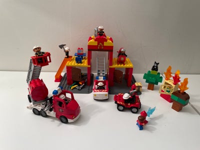 Lego Duplo, Brandstation: Chefen står med sin telefon. Han har lige fået et alarmopkald. En brandman