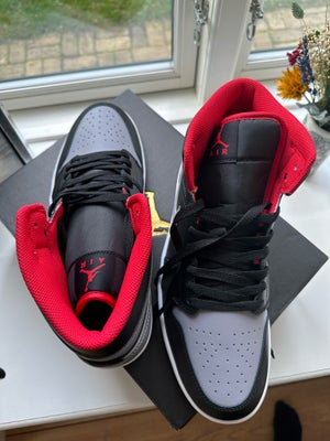 Sneakers, Nike Air Jordan 1 Mid, str. 45,  Grå, sorte, røde,  Læder,  Ubrugt, Helt nye, aldrig brugt