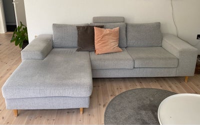 3 pers.sofa m. Højre chaiselong , Ilva Flex, Ilva Flex. Mål: L: 251 cm x H: 82 cm x B/D 161 cm
Farve