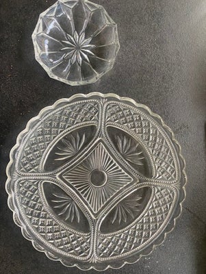 Andet, Glasfad, Glasfad 31 cm. i diameter og 8 stk. dessertskåle i 15 cm. i diameter.