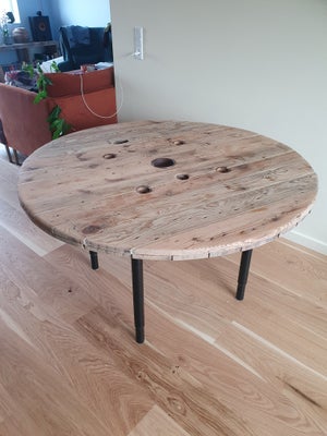 Spisebord, Træ og metal, b: 120 l: 120, Upcycled spisebord lavet af en gammel kabeltromle.
Vi har se