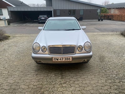 Mercedes E240, 2,4 Elegance aut., Benzin, aut. 1998, km 225000, sølvmetal, nysynet, klimaanlæg, airc