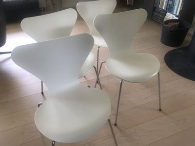 Arne Jacobsen, 7 , Stole, 4 stole i fin stand.
3 af stolen har få brugs skrammer.De er lige høje.
1 