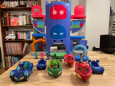 Pyjamasheltene, Figurer og køretøjer. Fin stand. Hovedkvarteret har en skade (fungerer ok med synlig