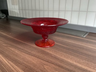 Glas, Slik skål, Flot rød / orange slik skål.   Måler 20 cm i diameter 

Hentes i. Lyngby 2800 Lundt