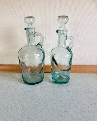 Glas, 2 flasker, 2 flasker med hank og tud og prop. De er mundblæste. Højde 14,5 cm. Diameter 10,5 o