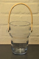 Glas, Is spand, / Isspand
Holmegaard med flethank, H: 16 cm signeret Holmegaard nr. 8715
Smuk og velholdt - ingen skår til salg  Rønde
