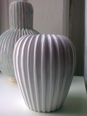 Keramik, Vase rillet offwhite, Eslau Danmark, En original. Ikke en af de nye. 
Her tydelig tegn på k