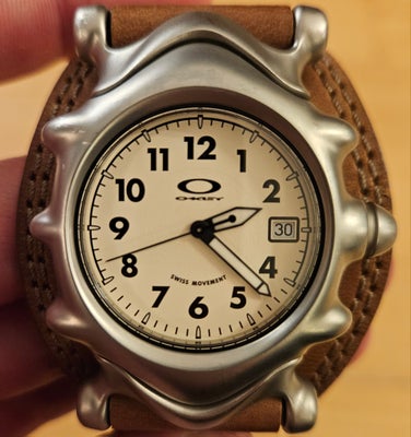 Herreur, Oakley, Oakley Saddleback 10175
Brown leather
Ivory dial
Swiss movement

Meget god stand
In
