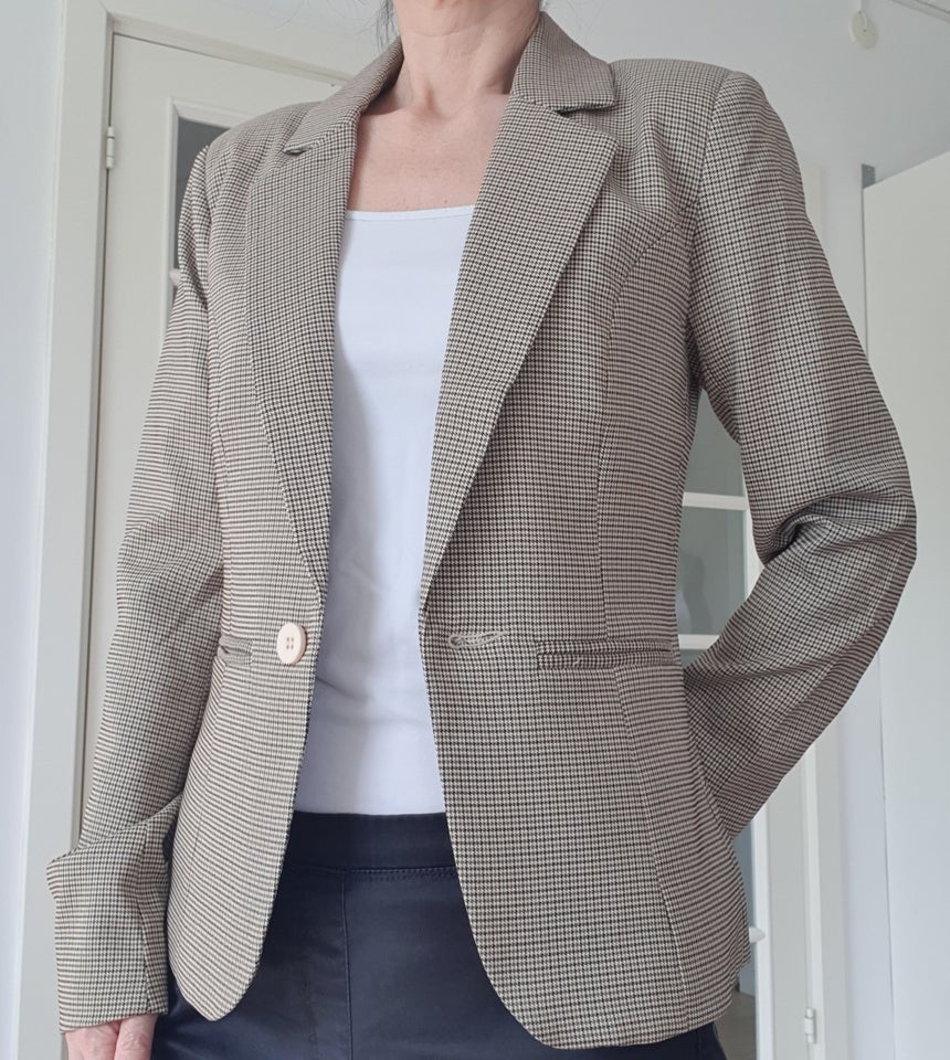 Blazer, str. 34, Minus