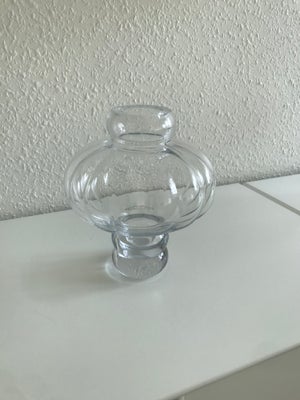 Vase, Louise Roe, Louise Roe
Balloon Vase 02 (Den lille)

Størrelse: H: 20 cm
Materiale: Mundblæst g