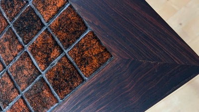 Kakkelbord, Ukendt, palisander, b: 62 l: 141 h: 52, Sælger et lækkert kakkelbord med sort/orange kak