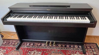 Elklaver, Roland, HP 330e, 88 tangenters anslagsfølsomt progressivt Hammer-Action klaviatur. Justerb
