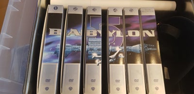 Babylon, HD DVD, science fiction, BABYLON 5 dvd samling. Som nyt i metalboks med kort og kasket.
Exc