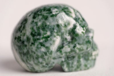 Smykker og sten, Krystal kranie - Jade, Vægt: ca g

Længde: ca 4 cm

Højde: ca 3 cm - se billeder

N