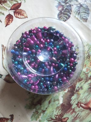 Perler, Bøtter med blandet perler, Bøtter med blandet perler af forskellige slags bøtten måler i høj