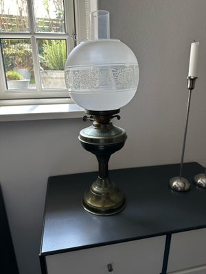 Petroleumslampe, Flot petroleumslampe med dobbeltvæge og glasskærm Ø20 cm. Højde: 56 cm. 