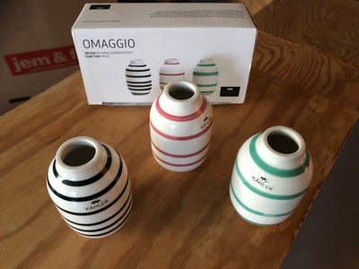 Vase, 3 stk. små vaser i æske, Omaggio, Kahler, 8,5 høj x 5,5 cm. Bred
Med striber 
Rød
Grøn
Sort
Sæ
