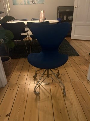 Arne Jacobsen, 3117, Sælger min Arne Jacobsen kontorstol. Stellet fremstår flot og originalt. Sædet 