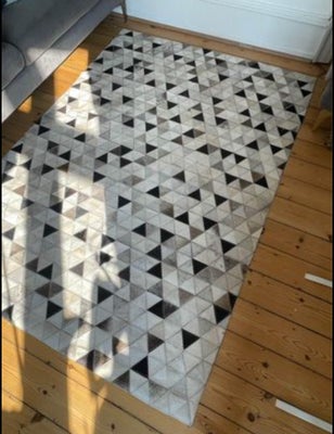 Løse tæpper, Skind, b: 143 l: 201, Beautiful handmade leather patchwork rug made from lots of tiny p