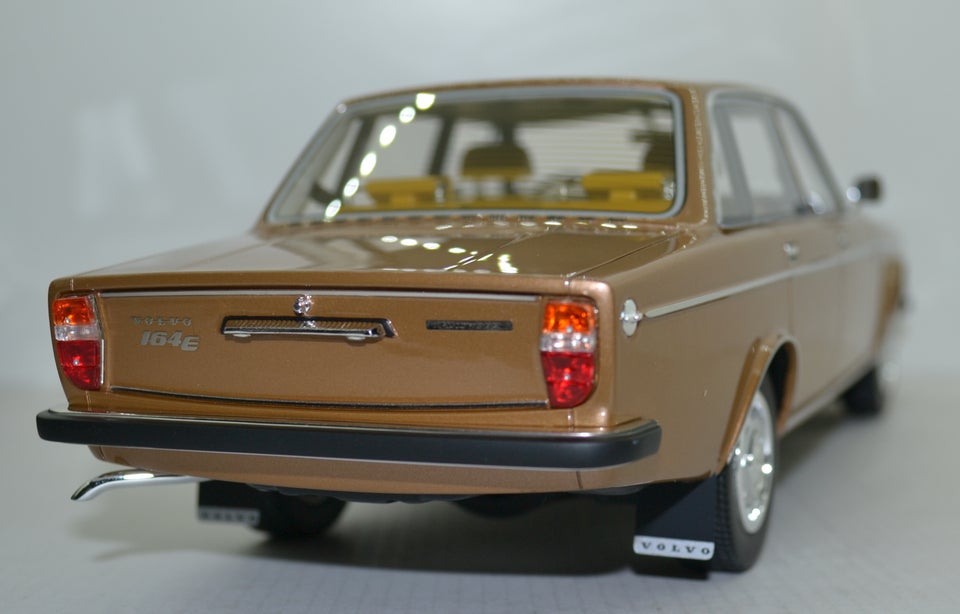 Modelbil, DNA Volvo 164E, skala 1:18