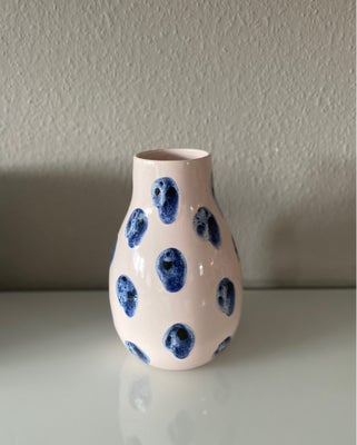 Vase, Vase , Bahne, Ny lyserød vase med blåt mønster fra Bahne.
Håndlavet, i glaseret porcelæn.
H: 2