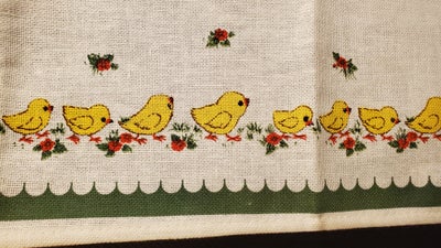 Påske Løber ---- RETRO... UBRUGT, Helt ny dug, aldrig brugt.

FRA RØGFRIT HJEM..

Sød med påske kyll