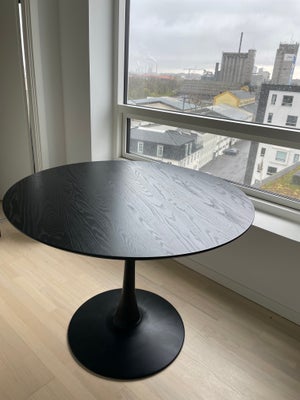 Spisebord, Rundt sort spisebord fra Jysk. 100 cm i diameter og 75 cm i højden.

Overfladen er askefi