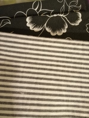 Sengetøj, Sort/Hvid, 2 sæt sengetøj til enkel dyne med firkantet pudebetræk.
Striber på den ene side