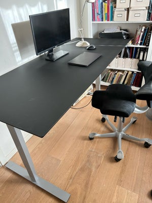 Skrivebord, Linak, b: 180 d: 80, Eksklusivt hæve/sænke skrivebord fra Linak. Bemærk sort linoleum so