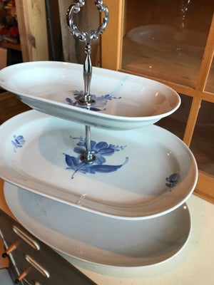 Porcelæn, Etagere , Blå blomst, Sødt kagestativ i 2/3 fattigmands- blå blomst . Oval form og sølvfar