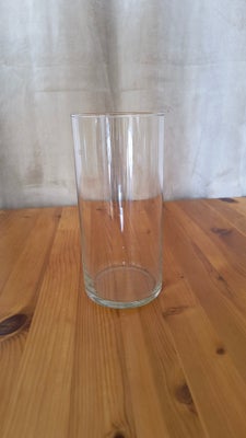 Glas, vase, enkle og elegant glas vase.
passer godt til blomster buketter mm.
69 kr
