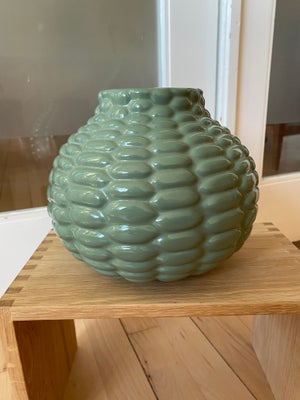 Keramik, Vase, Axel Salto, Axel Salto vase for Ipsens enke i smuk grøn Celandon glasur. Vasen fremst